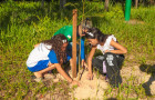 Entre as ações realizadas, estudantes de escolas públicas e privadas participaram de um mutirão de limpeza na Prainha da Via Lago, plantio de mudas de árvores nativas em uma atividade que incentivou a reflexão sobre o descarte correto de resíduos e a cons