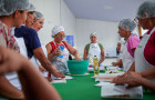 Com carga horária de 16 horas, o curso oferece formação totalmente prática, permitindo que as participantes acompanhem todas as etapas da produção dos alimentos, desde o preparo até a finalização dos produtos.