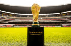 Estádio Azteca, que abre o Mundial 2026, com a taça da Copa do Mundo