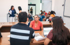 Candidatos podem concorrer a vagas com salário por hora, gorjetas e benefícios como vale-transporte e refeição no loca