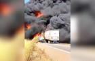 Caminhões pegam fogo após acidente e BR-153 fica interditada no Tocantins