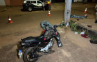 Local onde os dois homens morreram após colidir contra poste na Avenida Castelo Branco, em Araguaína 