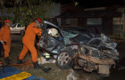 Carro de passeio ficou destruído após colisão com caminhão no cruzamento da Avenida São Francisco com a Rua do Colégio, em Araguaína 