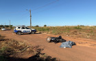 Motocicleta conduzida pela vítima ficou caída na Rua Castanheira, no setor Lago Sul, onde o acidente fatal foi registrado na manhã desta sexta-feira (26).