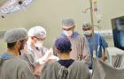Cirurgia bariátrica é realizada por videolaparoscopia, técnica minimamente invasiva feita por pequenas incisões no abdômen, por onde são inseridos câmera e instrumentos cirúrgicos