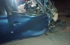 Chevrolet Onix ficou completamente destruído na parte dianteira.