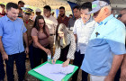 Representando o secretário de Estado da Saúde, Carlos Felinto, a chefe de gabinete da SES-TO, Débora Okabaiashi, participou da assinatura da ordem de serviço para a construção do Hospital da Mulher e Maternidade de Araguatins.
