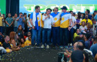 Jorge Frederico cumprimenta apoiadores antes de subir ao palco durante lançamento de sua pré-candidatura em Araguaína