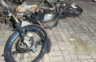 Motocicleta roubada durante o latrocínio foi localizada completamente queimada em Piraquê. 