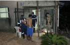 Vítima foi atingida com várias golpes de faca e ainda foi degolada. 