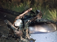 Moto ficou destruída após impacto violento.