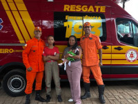 Ana Júlia Alves de Sousa, de 13 anos, salvou a irmã recém-nascida aplicando técnicas aprendidas no PROEBOM. Na foto, ela aparece ao lado da mãe, da irmã e dos soldados Nunes e Ícaro, instrutores do programa.