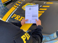 A condutora do veículo informou ainda que os documentos apresentados eram falsos e que o passageiro era seu filho, de 25 anos.