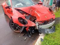 Porsche 911 ficou parcialmente destruído após colidir com um poste no canteiro central da avenida.