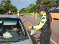 Com caráter educativo, a abordagem aos motoristas tranquilos orientações sobre direção defensiva, rotas de trânsito congestionado, revisão veicular e o reforço sobre os riscos do consumo de bebida alcóolica