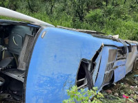 Mulher morre após ônibus tombar na BR-153, em Aliança do Tocantins