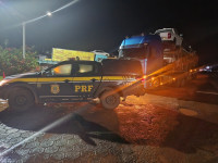 Caminhoneiro é detido pela PRF após manobras perigosas e discussão no trânsito na BR-153.
