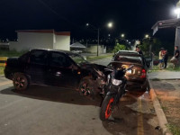 Motorista perdeu o controle e coligiu em veículos estacionados em frente uma adega. 