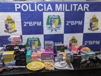 Material apreendido durante a operação da Força Tática em Araguaína, incluindo drogas, armas e vapes 
