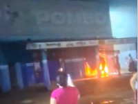 Populares registram incêndio em um supermercado no Setor Barros em Araguaína. 