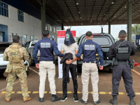 Suspeito foi entregue na fronteira do Brasil com Paraguai 