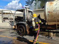 Caminhão do tipo limpa-fossa pegou fogo na tarde desta quarta-feira (29) na Rua José de Alencar, setor Jardim Filadélfia, em Araguaína