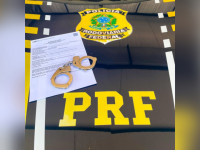 Abordagem da PRF na BR-153 durante fiscalização que resultou no cumprimento de mandados de prisão
