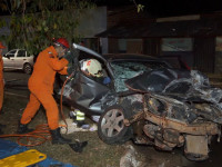 Carro de passeio ficou destruído após colisão com caminhão no cruzamento da Avenida São Francisco com a Rua do Colégio, em Araguaína 