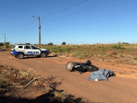 Motocicleta conduzida pela vítima ficou caída na Rua Castanheira, no setor Lago Sul, onde o acidente fatal foi registrado na manhã desta sexta-feira (26).