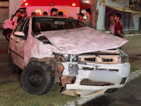 Fiat Palio parou no canteiro central da Av. Brasil no setor Coimbra.