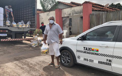 Taxista Antônio PereiraGonçalves de Araguaína recebendo a cesta básica