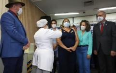 Enfermeira Edileuza Ferreira dos Santos, de 52 anos, primeira vacinada no TO