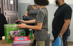 Momento em que o professor entrega filho à mãe em Araguaína 