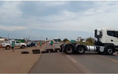 Caminhoneiros fecham BR-153 em Araguaína. 