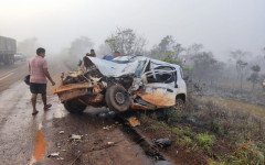 Carro da saúde ficou totalmente destruído.