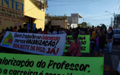 Professores saíram às ruas de Araguaína durante paralisação. 