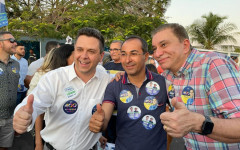 Candidato ao Senado Carlos Amastha durante adesivaço em Araguaína 