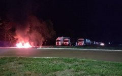 Caminhoneiros bloqueiam BR-153 após vitória de Lula, em Alvorada.