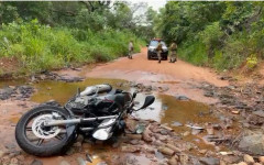 Vítima abandonou moto e saiu correndo em busca de abrigo. 