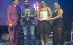 Empresário Lucas Dias, esposa Sara Marinho e representantes do Prêmio Líder