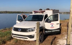 Equipe do IML esteve no local para recolher o corpo. 