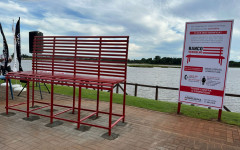 Banco Vermelho instalado no início da Via Lago em Araguaína alerta para violência contra mulheres. 