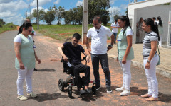 O paciente Dione Alves Dias passou por avaliações psicológicas, de visão, audição e ainda recebeu todo o apoio da terapeuta ocupacional para aprender a operar a nova cadeira de rodas