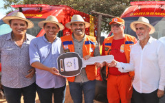 Governador Wanderlei Barbosa formalizou a entrega de quatro ambulâncias e duas pick-ups de salvamento