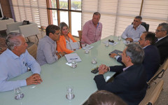 Governador em exercício, Amélio Cayres, com diretores da empresa Porto Praia Norte