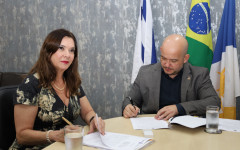 Presidente Denise Rocha e Secretário Administração Paulo Benfica assinam convênio para Cartão Consignado