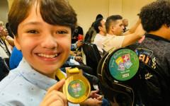 Estudante Rafael Colferai Nunes, 11 anos, ostenta a medalha Matheus Valente do Couto