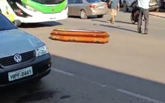 Caixão cai de carro funerário e fica no meio de avenida em Araguaína