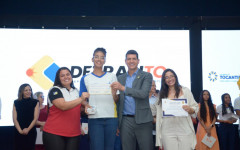 Estudante vencedora do Concurso na etapa regional e estadual, Isadora Gomes, e a professora orientadora, Patrícia Carla, recebem das mãos do presidente Willian Gonzaga um voucher para uma viagem ao Jalapão