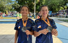 Estudantes Maria Vitória Alves de Souza Dias (esquerda) e Lara Emanuelly Vasconcelos da Silva (direita) surpreenderam e conquistaram a prata no wrestling